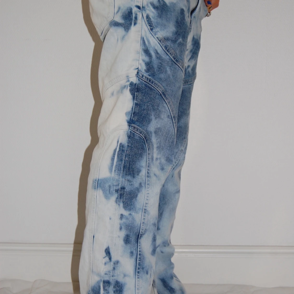 Blåvit batikmönstrade jeansbyxor - 1