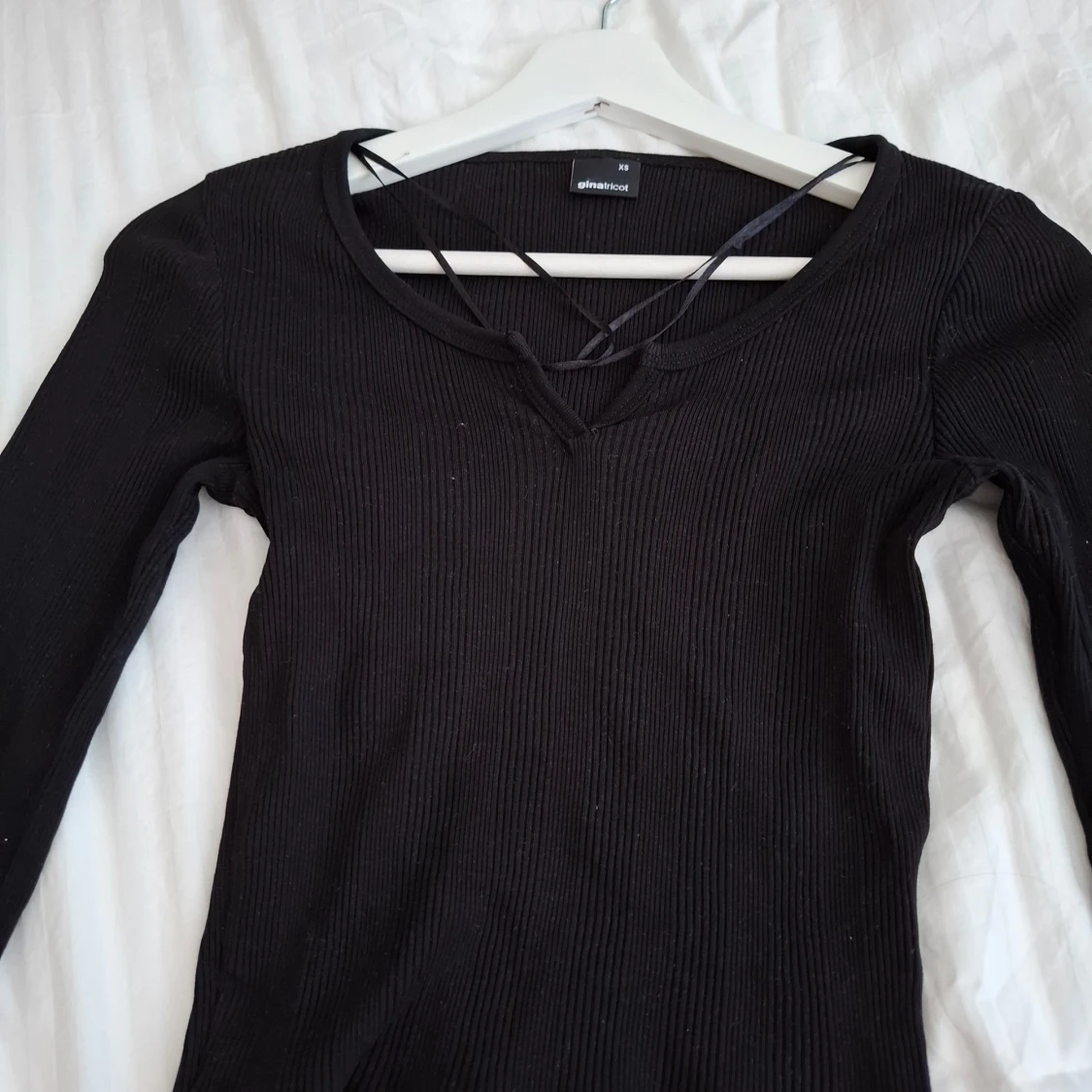 Svart ribbad tröja med snörning från Gina Tricot