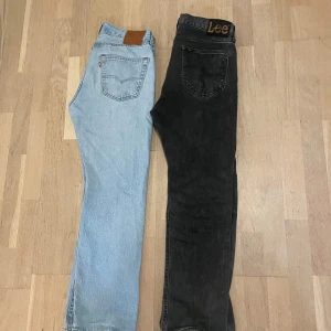 Två par jeans, Levis och Lee - Säljer två par klassiska jeans: ett par ljusblå Levis med brun patch och ett par svarta Lee med tydlig logga bak. Båda har raka ben och femficksdesign, perfekta för en avslappnad stil. Storlek på båda: W32 L30.  Pris: 500kr. Priset kan sänkas vid snabb affär 