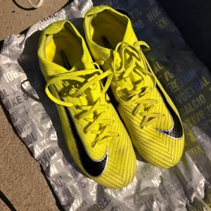 Säljer ett par elite mercurial vapor 16 elite i storlek 40 - Hej säljer ett par mercurial vapor 16 elite i storlek 40. Nytt pris på de ligger på cirka 3000kr men jag kan släppa för 1500 på den här otroliga skicken. De är använda ungefär 3-4 gånger 