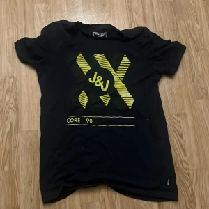 Svart t-shirt från Jack & Jones med tryck - Säljer en svart t-shirt från Jack & Jones Core med ett tryck framtill. 