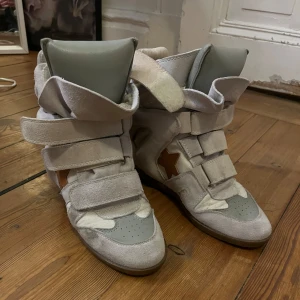 Isabel Marant skor  - As snygga och populära Isabel Marant skor i beige med en stjärn detalj på sidan. Använda ca 5 gånger men köpta här på plick. Vet inte riktigt om jag ska sälja en så ge gärna ett prisförslag. Tvättar såklart innan jag skickar 💕skriv om ni har några frågor💕