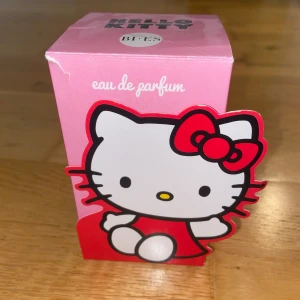 Hello Kitty Bubble Gum Eau de Parfum - Söt parfym med Hello Kitty-design och doft av bubble gum. Toppnoter av banan och jordgubb, hjärtnoter av marshmallow och sockervadd, samt basnoter av vanilj och vit mysk. Flaskan är dekorerad med Hello Kitty. Helt oanvänd bara tagit ut ur förpackningen💗