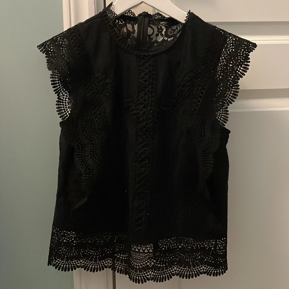 Svart spetsblus från ONLY