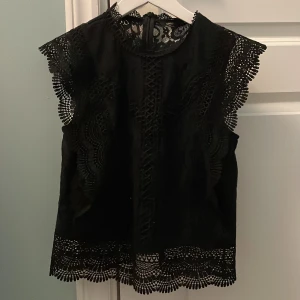 Svart spetsblus från ONLY - Säljer en svart blus från ONLY Blue Denim i storlek XS. Perfekt för dig som gillar feminina och stilrena plagg med extra detaljer. Andvänd ett få tal gånger 