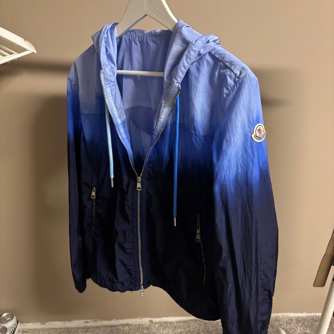 Blå vindjacka från Moncler med huva