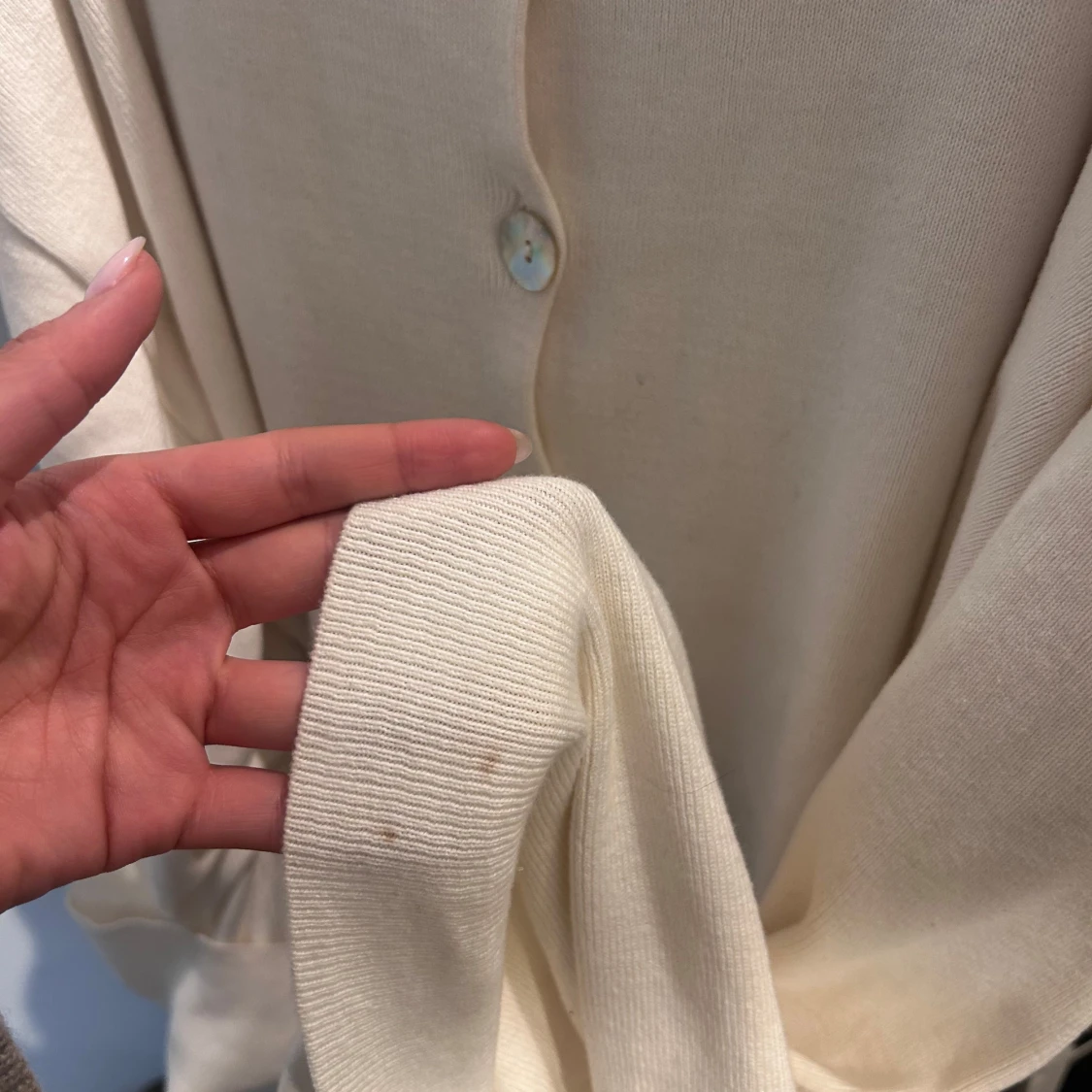 Krämvit kofta med pärlemorknappar - 3