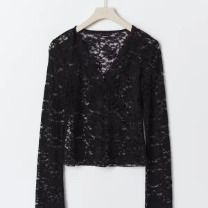 Spets topp - Super fin tröja från Gina! Passar super bra till allt! Är i storlek M men passar från xs- m, nypris är 300kr och jag säljer den för 150❣️❣️