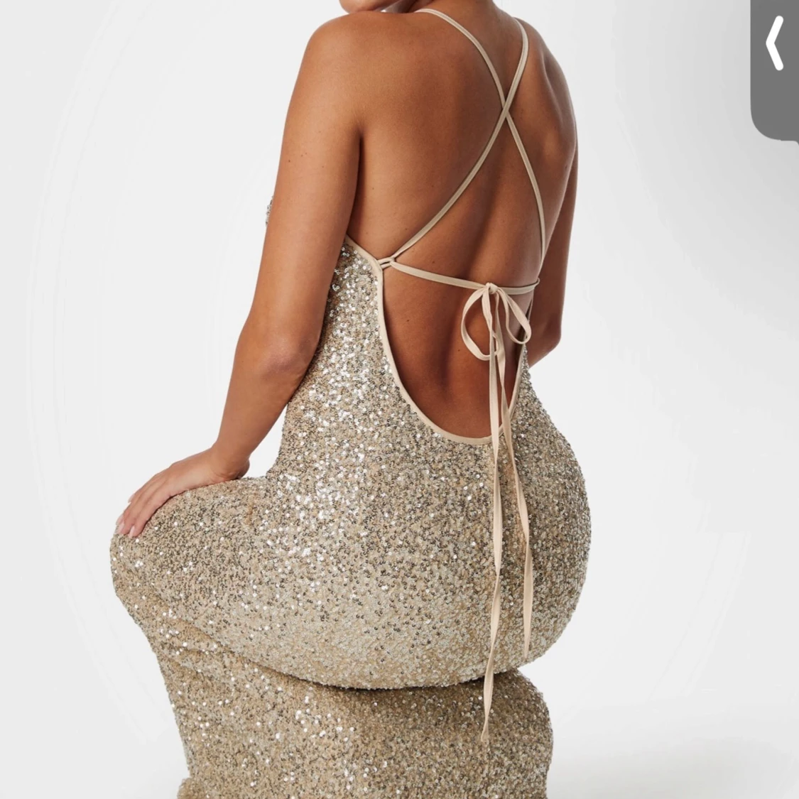 Glittrig långklänning med öppen rygg och smala axelband - 1