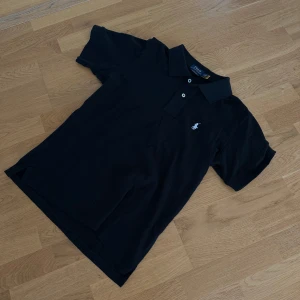 Polo Ralph lauren pike - Säljer denna stiliga ralph lauren piken i väldigt bra skick. Använd endast fåtals gånger förra sommarn. Storlek S men kan passa litet M.