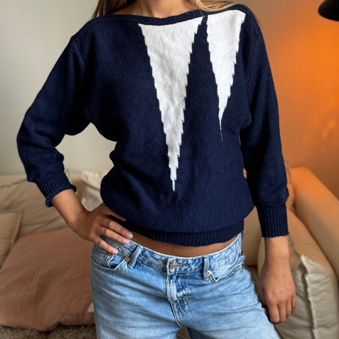 Mörkblå stickad tröja med vitt mönster - 2