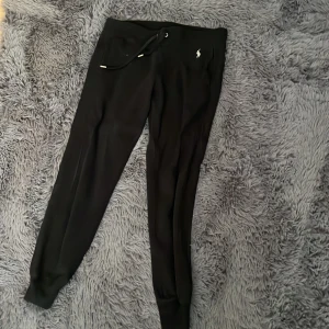 Svarta mjukisbyxor från Polo Ralph Lauren - Säljer för dom ej passar längre, storlek XS , fräscha , passar till avslappnad stil, skulle rekommendera att man är runt 160-165 lång för att dom ska passa