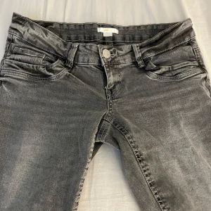 Lowaist utsvängda jeans  - Helt nya utsvängda jeans från Gina tricots nya ungdoms kollektion. Scandi low waist bootcut jeans, säljer dessa pga att de är för stora för mig och de är bara använda en gång. Så dem är i princip nya!💕💕 Nypris: 359 