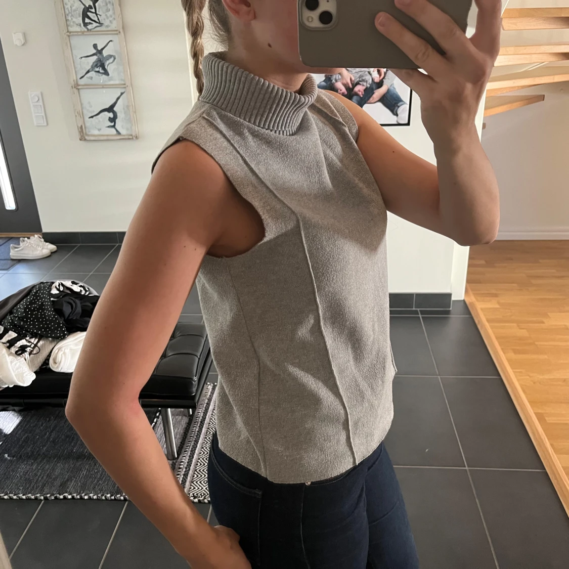 Grå ärmlös polotopp - 1