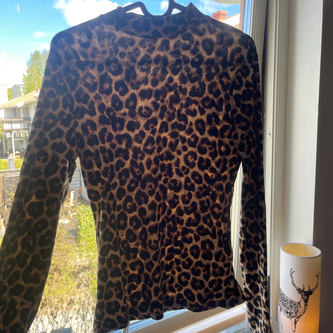 Leopardmönstrad långärmad topp från Hailys