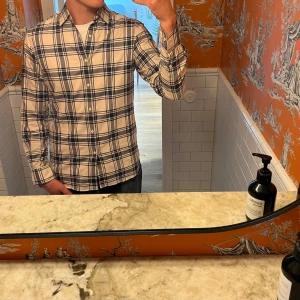 Massimo Dutti skjorta - Snygg rutig skjorta med blå och vita toner från Massimo Dutti. Skjortan har långa ärmar, klassisk krage och knäppning framtill. Perfekt för en stilren och avslappnad look. Super skön under sommaren!! Näst intill aldrig använd.