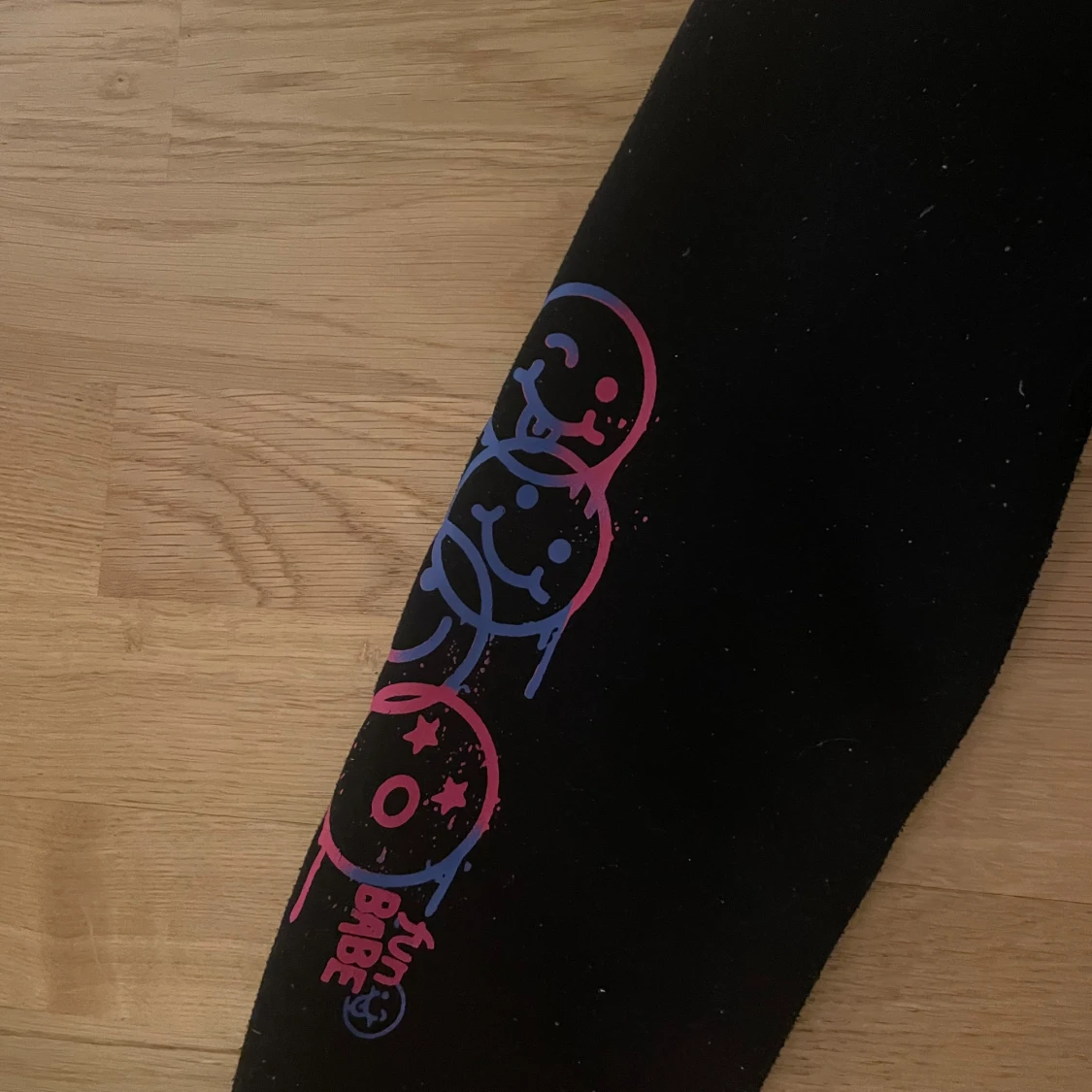 Svart hoodie med färgglada tryck - 2