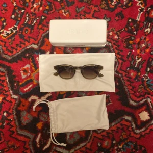 CHIMI core 01 - Snygga solglasögon från CHIMI i modellen CORE 01. De har en transparent grön båge och runda linser. Kommer med originalfodral, mikrofiberduk och tygpåse. Inga defekter alls. Perfekta för sommaren.