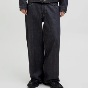 Selvage wide leg denim - Äkta selvage jeans. Wide leg fit. 33/30 i storlek men känns lite längre. Köpta för 1299 kronor, använda i några veckor så lite slitna vid hälen men inte så farligt