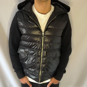 Svart dunväst med huva från Moncler - Tjena! Säljer nu denna extremt snygga cardigan jackan som är ifrån Moncler • Skick 9/10 • Storlek M passar M/S• Modellen på bilden är 182cm • Vårt pris : 4999kr • Hör gärna av er via pm vid frågor eller funderingar;)