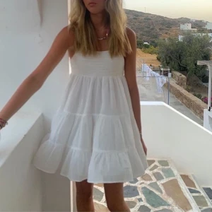 Vit zaraklänning - Säljer denna supersöta klänning ifrån zara som inte säljs längre💞 Klänningen är använd ett fåtal gånger och i fint skick, bilden är lånad, skriv för fler bilder🥰 Perfekt nu till sommaren! Nypris 40€