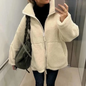 Teddyjacka  - Den virala teddyjackan från H&M som är slutsåld överallt inkl H&M:s hemsida. Helt ny och oanvänd med prislappen på. Kommer skickas ut i samma H&M kartong som den kom i. Perfekt vårjacka nu inför sommaren då den inte är så varm eller fodrad innut!!! Storlek L. 💕