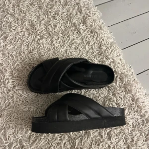 Svarta sandaler från Bianco - Endast testade skor från Bianco! I ny skick, nypris 899kr😊 skriv vid frågor eller funderingar!💗💗