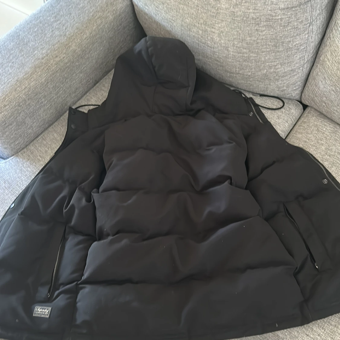 Svart pufferväst med huva från Superdry - 1