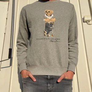 Polo bear Ralph lauren - Här har vi en Ralph lauren sweatshirt som är i otroligt bra skick. Inga skador och har mycket kvar att ge. 