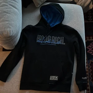 HOODRICH HOODIE - En Hoodrich hoodie som jag inte använder pga att jag inte riktigt är ett fan av märket. Fick den som present men har knappt användts för att det inte riktigt var min stil. Storleken är S men passar M