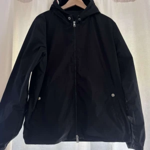 Svart vindjacka från Moncler - I bra skick, använd fåtal gånger, och så kan pris diskuteras.