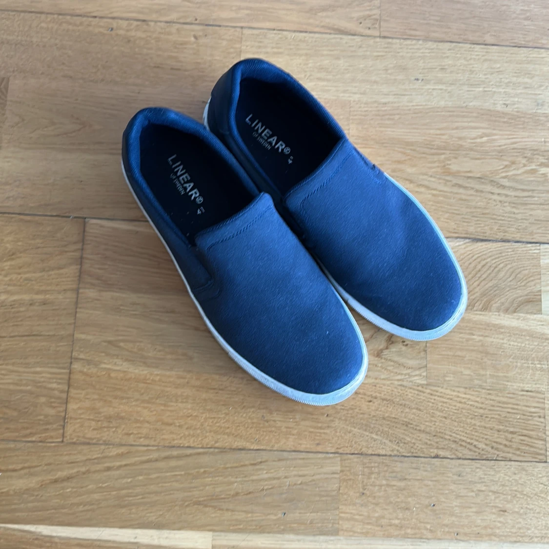 Mörkblå slip-on sneakers från Linear