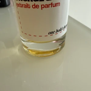 OneBoldChemist parfym Thénard 40.0  - Parfym från One Bold Chemist, som heter Thénard 40.0 extrait de parfum. Doften är inspirerad av Tobacco Mandarin av BYREDO. Extremt lik men var inget för min smak därför säljer jag, lite använd.