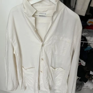Vit linneskjorta från Urban Pioneers - Sparsamt använd linneskjort jacka  från Urban pioneers