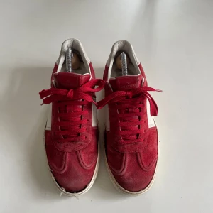 Röda Valentino Flycrews - Okej skick, saknas nitar vid hälen