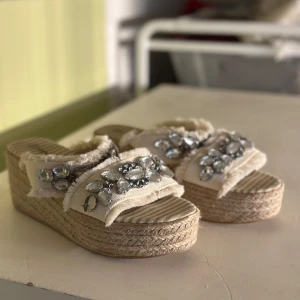 Sandaler med platåsula - nyskick - Säljer mina beigea sandaler med platåsula i rep. Knappt knappt använd. Köpte för 399kr säljer endast för 199kr! Storlek 38