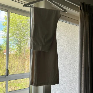 Beigea kostymbyxor  - Säljer beiga kostymbyxor med enkel design. Väldigt stilrena.