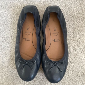 Marinblå ballerinaskor  - Marinblå ballerinaskor i storlek 36 från märket Tamaris. Skorna är i skinn/läder och knappt använda, finns inga skador. Mjuka och sköna att gå i. Jättefint skick och passar perfekt till sommaren!✨ (Säljes pga att dom är aningen för stora för mig)