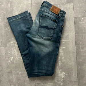 Nudie jeans  - Nudie jeans som står att de e storlek 29/34 men dem sitter som 29/32 då dem är uppsydda av en kille sen sprättade vilket även gör jeansen lite snyggare