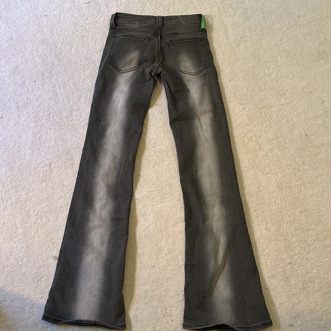 Grå bootcut jeans från Cheap Monday - 1