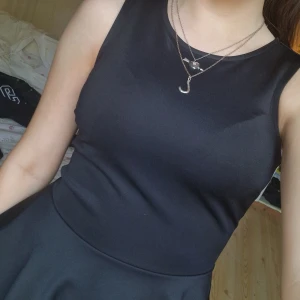 Svart peplumtop från H&M - Säljer en trendig svart peplumtop från H&M. Toppen är ärmlös med rund halsringning och markerad midja som övergår i en utsvängd peplum. Perfekt att styla både uppklätt och vardagligt! Super snygg till sommaren också, den är knappt använd och pris kan diskuteras❤️🤗