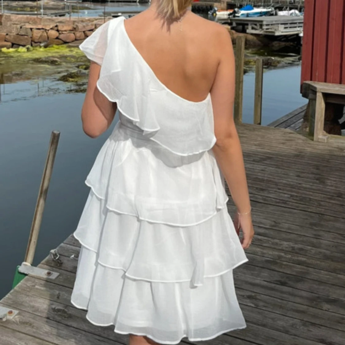 Vit volangklänning från Vila