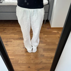 Linnebyxor - Vita linnebyxor som är perfekt till sommaren, är från madlady i storlek S men är långa på mig som är 170, lite genomskinlig men syns inte jätte mycket💞