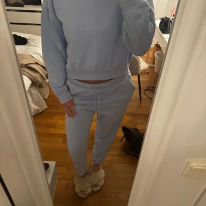 Ljusblått mjukisset från Zara - Ljusblått mjukisset från Zara, storlek M i båda delarna. Använd ett fåtal gånger. Men inget som syns så. Säljer hela setet för 500kr.