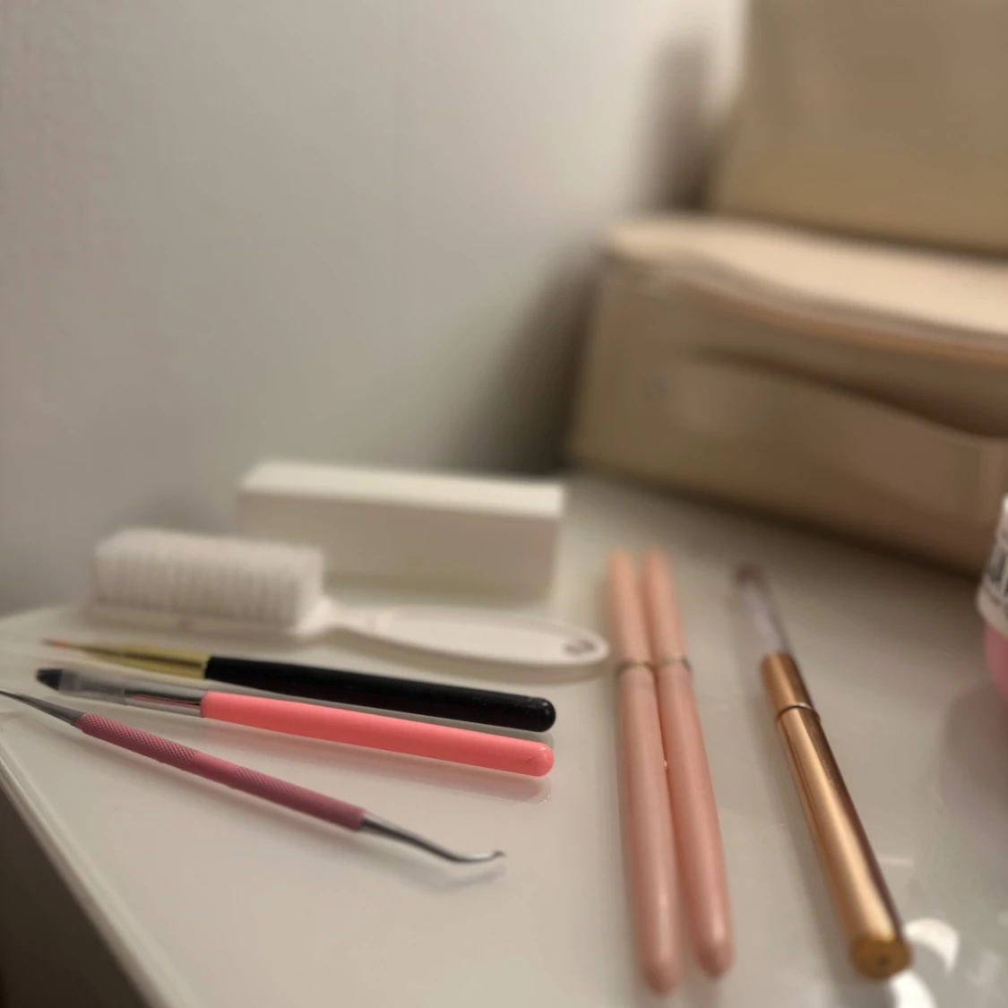 Sminkborstar och verktyg i rosa och guld