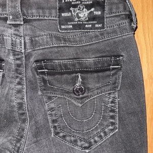 True religion  - true religion jeans i storlek w24 (xs). Helt nya utan lapp aldrig använda. Kom privat för mer bilder, info eller mått!. Pris kan diskuteras vid snabb affär🔥 Model becca (mid rise bootcut)
