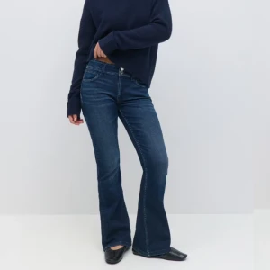Lågmidjade bootcut jeans  - Lågmidjade bootcut jeans från gina young i storlek 164. De har vanliga fickor och  är i en väldigt mörk blå färg. De är använda två gånger och har därför inga defekter alls. Kontakta mig privat vid frågor eller liknande💕