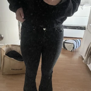Svarta bootcut jeans - Säljer ett par svarta bootcut jeans med mid waist midja💕använd få gånger 