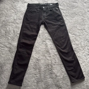 Replay anbass  - Säljer nu dessa feta svarta replay jeans i storlek 33. Modellen är anbass och är slimfit. Jeansen är i ett mycket bra skick 8,5/10                                                                          Pris 250kr