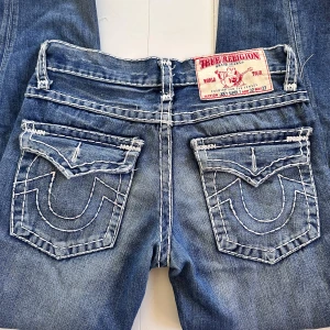True religion jeans  - Snygga baggy true religion jeans! Har inga exakta mått men storleken är 32w! Backfickorna saknar knappar där av priset!😗